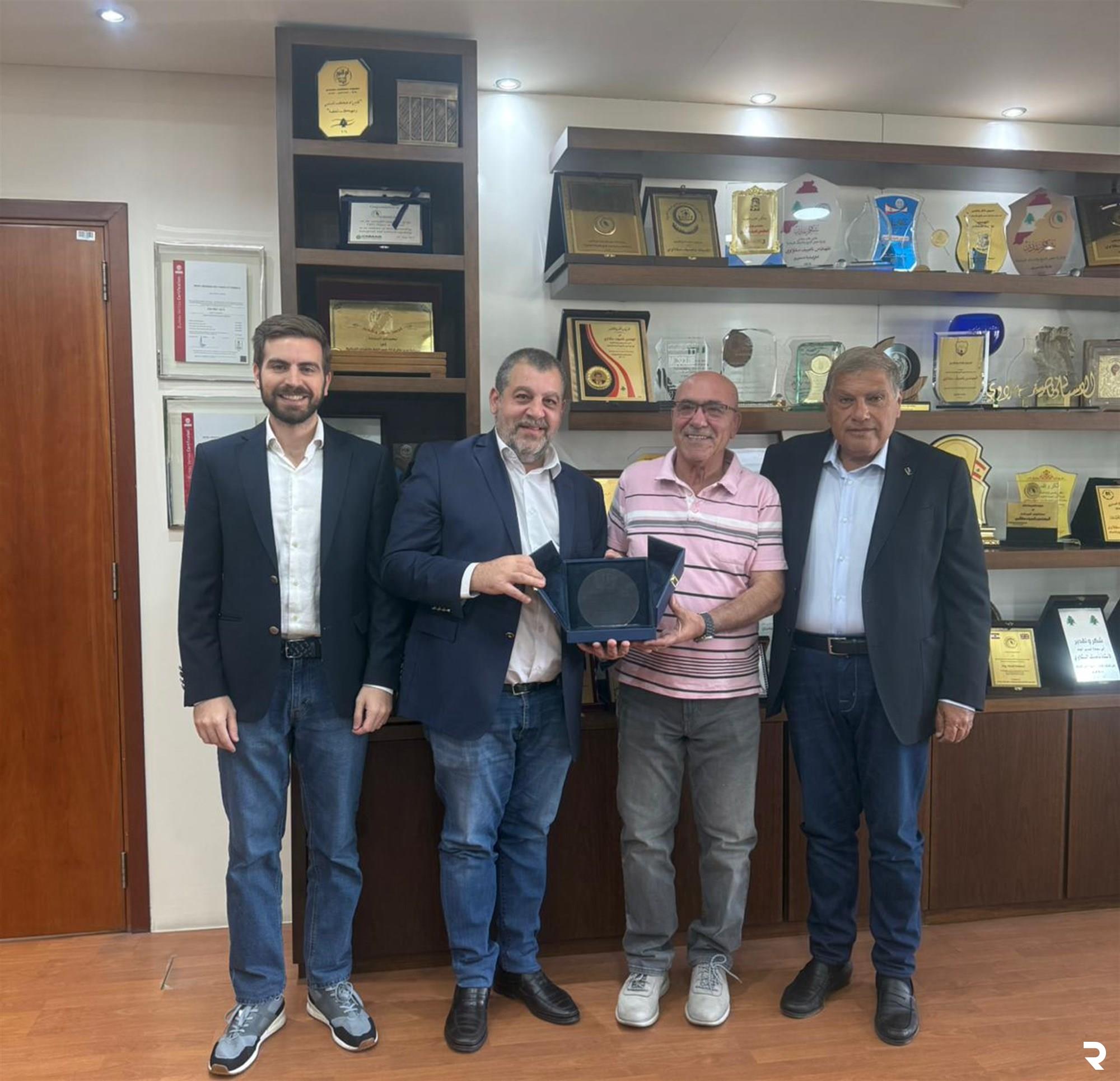 شركة "جابان توباكو" تكرّم موظفين في “الريجي”