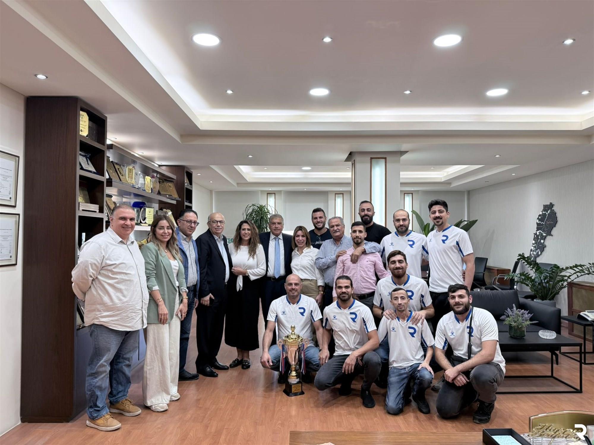 سقلاوي يتسلّم كأس دورة طوني الدويهي في الميني فوتبول من فريق الصيانة الفائز 