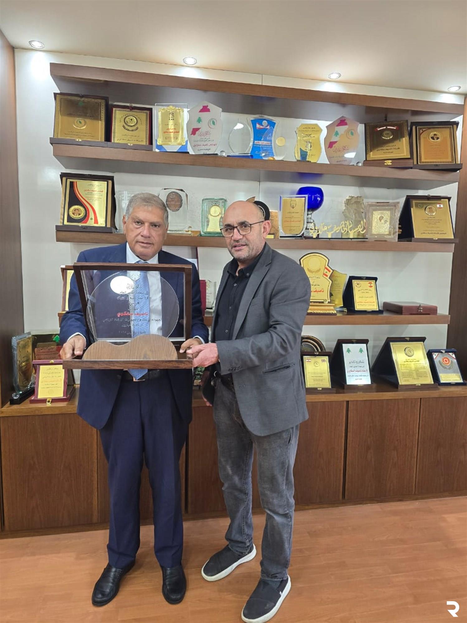 سقلاوي تسلّم من رئيس بلدية عيترون درعاً تكريمية تقديراً لدور "الريجي"