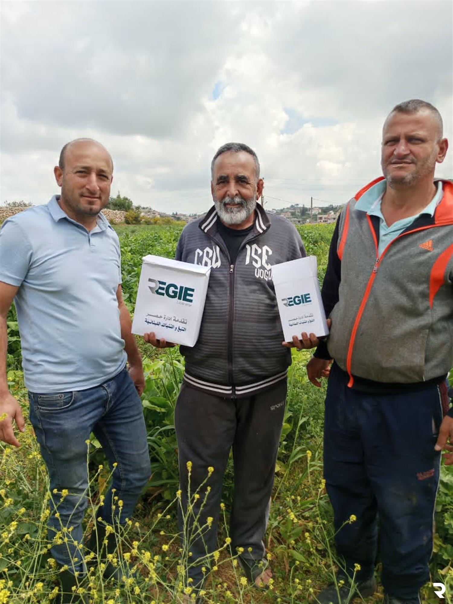 "الريجي" وزّعت مبيدات على مزارعين جنوبيين "صامدين في أرضهم أو عائدين إليها" 