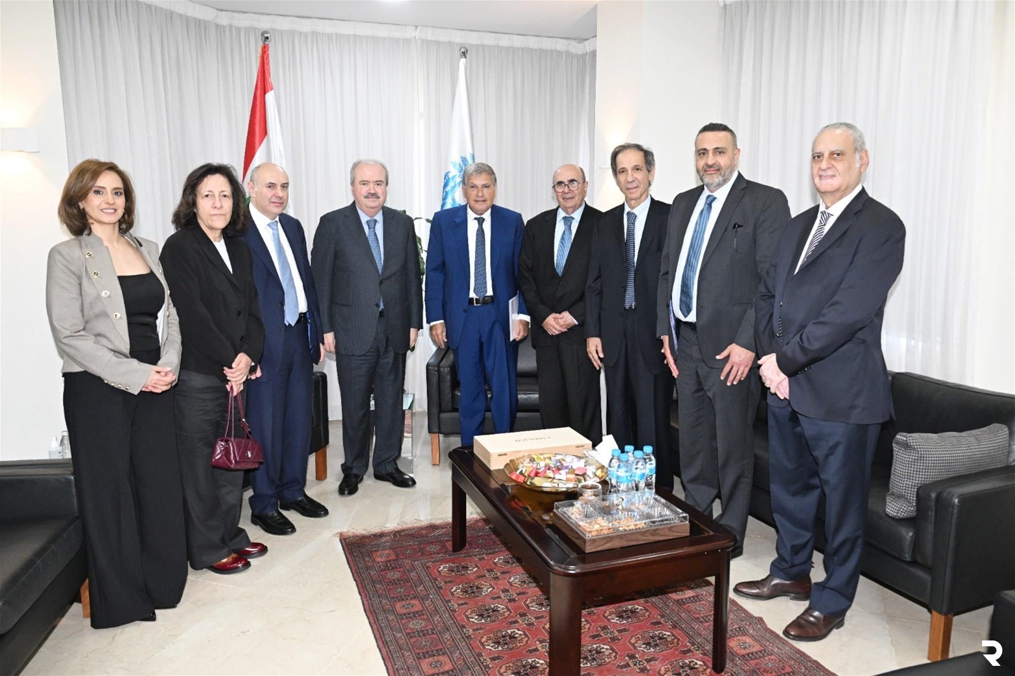 لقاء مثمر جمع رئيس وأعضاء لجنة الادارة وسلطة الوصاية، مع معالي وزير المالية، خُصص لبحث ملفات أساسية. سقلاوي: نحو 480 مليون دولار إيرادات صافية للخزينة في 2025، وتسليم 147 مليون دولار كدفعة أخيرة من مستحقات العام، أما المحصول سيكون أقل من 40% مقارنة بالعام الماضي نتيجة العدوان