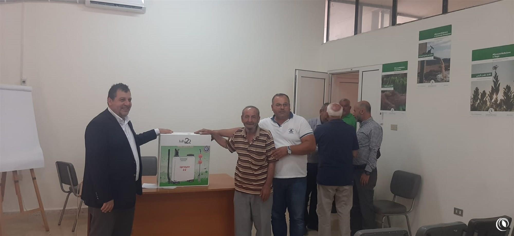 In collaboration with J.T.I., the Regie provides farmers with dispensers to fight pests and diseases in their farms