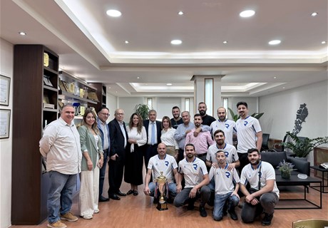 سقلاوي يتسلّم كأس دورة طوني الدويهي في الميني فوتبول من فريق الصيانة الفائز 