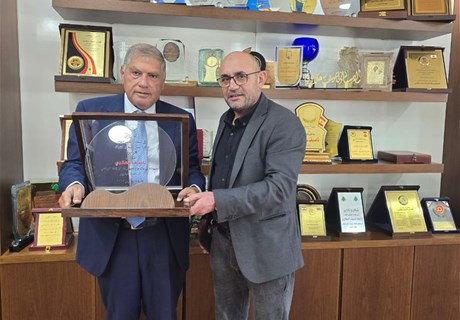 سقلاوي تسلّم من رئيس بلدية عيترون درعاً تكريمية تقديراً لدور "الريجي"