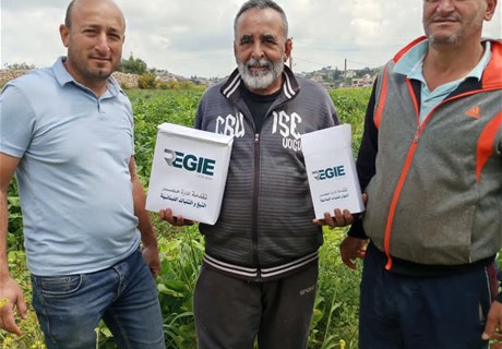 "الريجي" وزّعت مبيدات على مزارعين جنوبيين "صامدين في أرضهم أو عائدين إليها" 